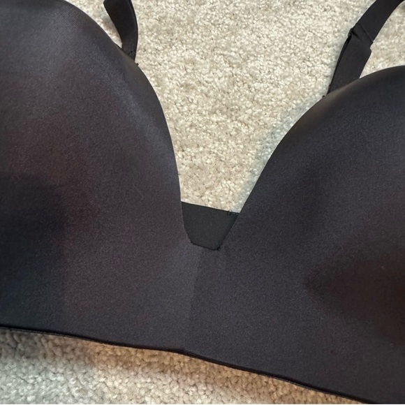 SKIMS | Onyx Black Wireless
Bra 36DDDD (36G) - Picture 4 of 11